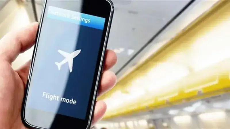 هل “وضع الطيران” يحميك من مخاطر الهاتف أثناء النوم؟… هذا ما يحدث لجسمك هل “وضع الطيران” يحميك من مخاطر الهاتف أثناء النوم؟… هذا ما يحدث لجسمك